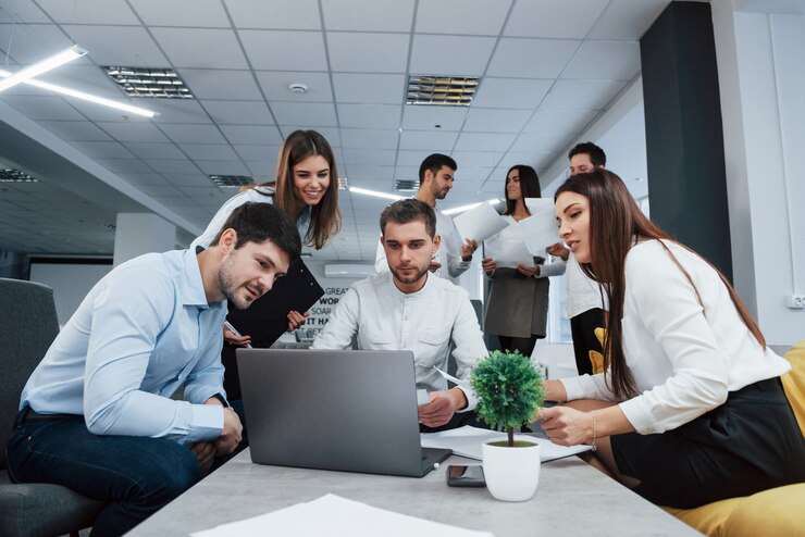 office-have-conversation-smiling